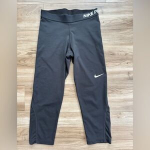 NIKE PRO Women's Training
Yoga/Gym/Run Pants Capris Black
938753-010 Size Medium